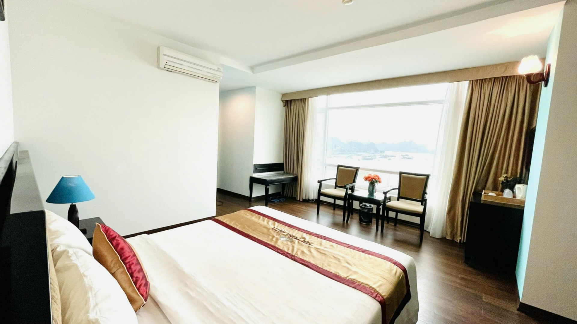 SUNLIGHT BOUTIQUE CRUISE 05 CABINS ( LAN HA BAY + CAT BA ISLAND)